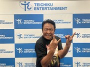 メタル風Tシャツを着用した山本譲二。