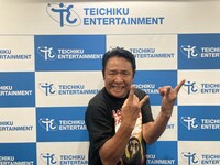 メタル風Tシャツを着用した山本譲二。