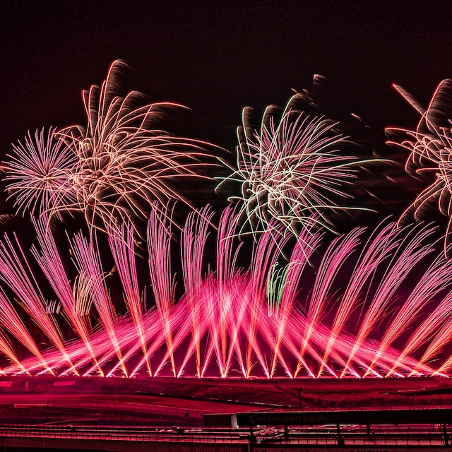 IMP.「CRUISIN'」とコラボレーションした花火のイメージ。