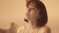 玉井詩織「Sepia」ミュージックビデオより。
