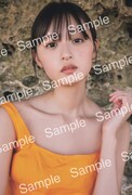 遠藤さくら（乃木坂46）の1st写真集「可憐」より、封入ポストカードの絵柄。（撮影：須江隆治［See］）
