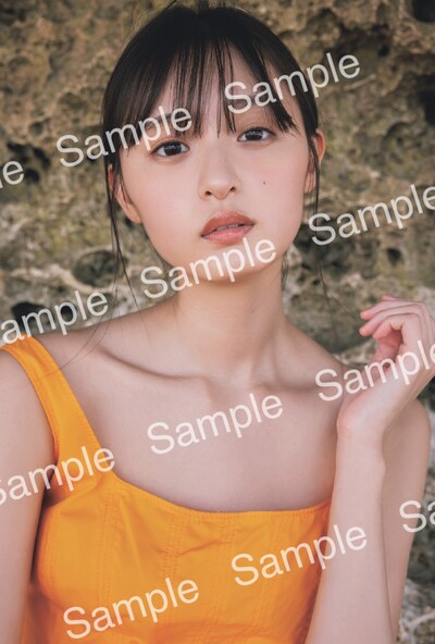 遠藤さくら（乃木坂46）の1st写真集「可憐」より、封入ポストカードの絵柄。（撮影：須江隆治［See］）