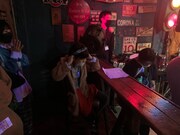 掟さんのライブ中に耳をふさぐフキちゃん。