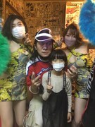 ベッド・インと掟さん親子。