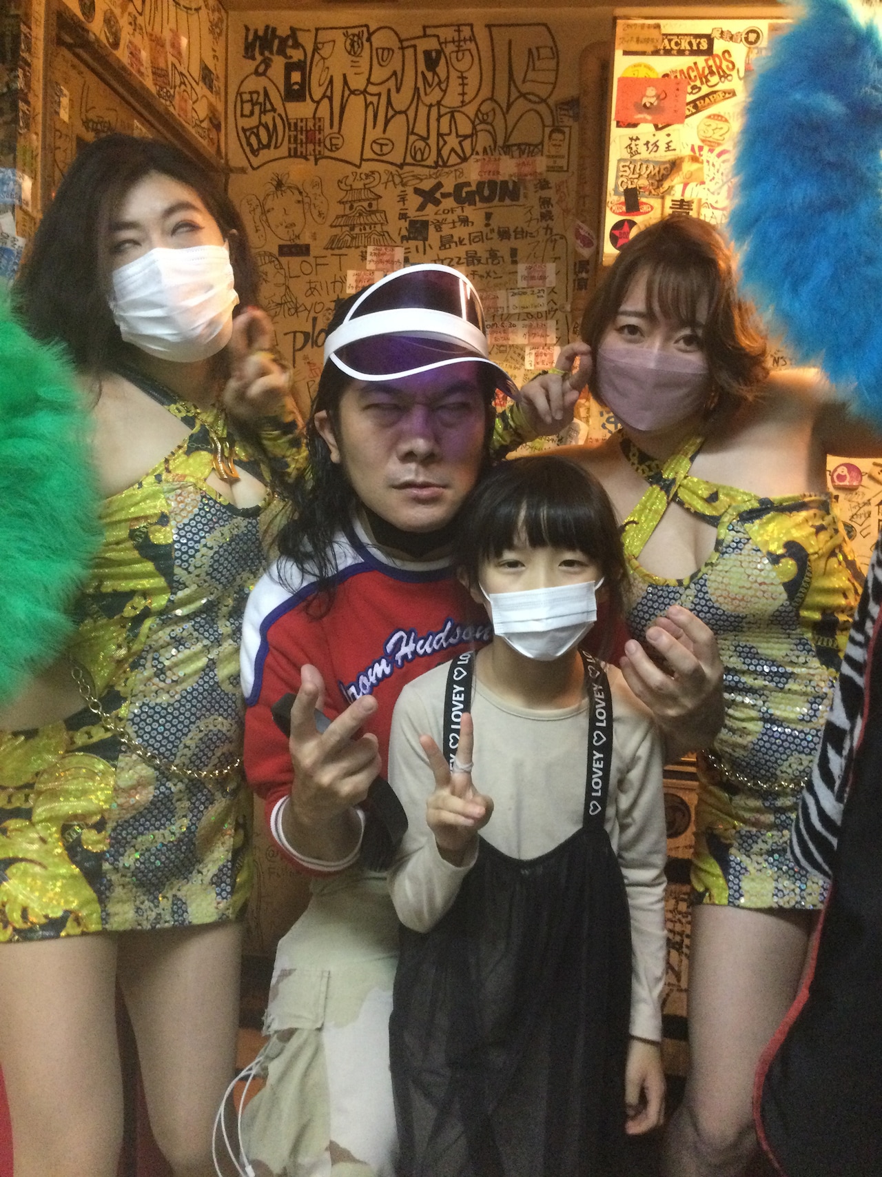 ベッド・インと掟さん親子。