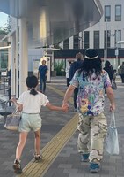 取材を終えて仲よく家路につく掟さんとフキちゃん。