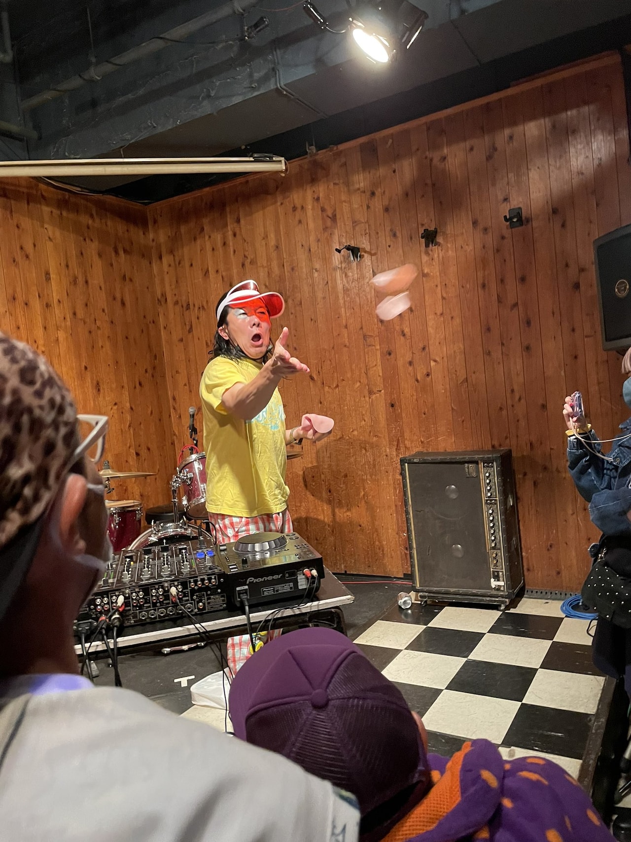 DJプレイ中、オーディエンスにハムをふるまう掟さん。