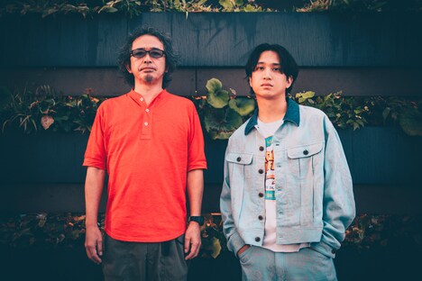 左から奥田民生、はっとり(マカロニえんぴつ)。