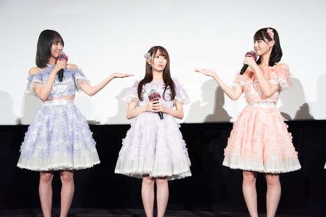 「声がうるさいメンバーは？」という質問を受け、お互いのことを指し合う野口衣織（左）と高松瞳（右）、その間に挟まれる大谷映美里（中央）。