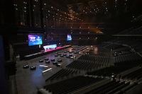 ミドルスタンド（LEVEL 5）最前列、左端の席から見たステージ。