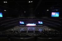 アッパースタンド（LEVEL 7）最後列から見たステージ。