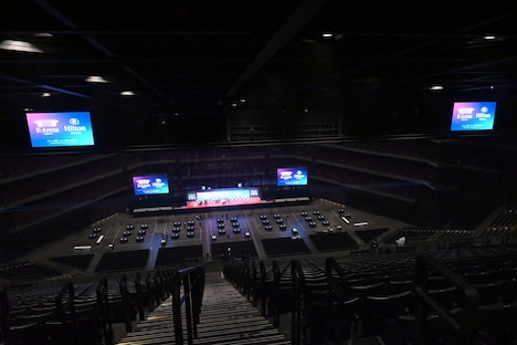 アッパースタンド（LEVEL 7）から見たステージ。席の上部には鑑賞をサポートするビジョンが用意されている。