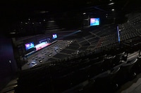 アッパースタンド（LEVEL 7）最後列、左端の席から見たステージ。