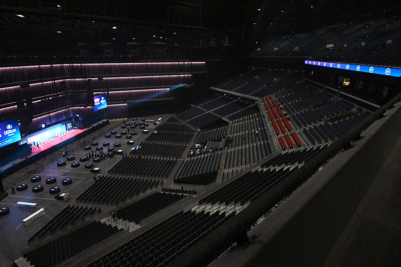 アッパースタンド（LEVEL 7）最前列、左端の席から見たステージ