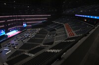 アッパースタンド（LEVEL 7）最前列、左端の席から見たステージ。