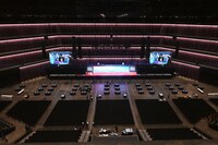 人気画像4位は「Kアリーナ横浜の全貌公開！世界最大級の音楽アリーナの座席、視界、音響は？内覧会レポート」より、アッパースタンド（LEVEL 7）最前列から見たKアリーナ横浜のステージ。