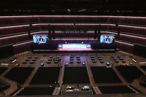 アッパースタンド（LEVEL 7）最前列から見たステージ。