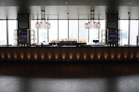 アッパーホワイエ（LEVEL 7）のバーラウンジ「Arena Bar7」。