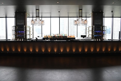 アッパーホワイエ（LEVEL 7）のバーラウンジ「Arena Bar7」。