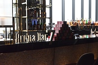 アッパーホワイエ（LEVEL 7）のバーラウンジ「Arena Bar7」。