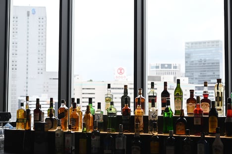 アッパーホワイエ（LEVEL 7）のバーラウンジ「Arena Bar7」。窓の向こうには横浜駅前の商業施設が見える。