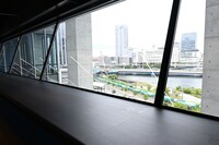 アッパーホワイエ（LEVEL 7）の通路からの景色。アリーナのすぐ横には貨物線・JR高島線が通っており、貨物列車を見下ろすこともできる。