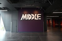 ミドルスタンドの壁に描かれたグラフィック。