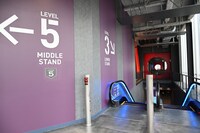 ミドルスタンドとロアースタンドをつなぐエスカレーター。