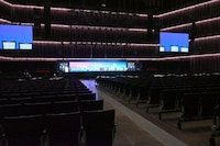 ロアースタンド（LEVEL 3）最前列から見たステージ。