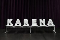 LEVEL 1のホワイエに置かれたベンチ。