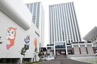 ドキンちゃん、ばいきんまん、アンパンマンの奥にサウスゲートが。