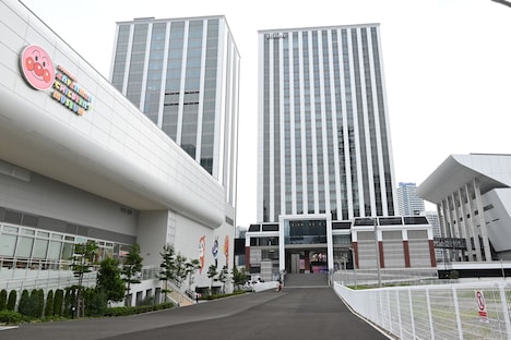 左から横浜アンパンマンこどもミュージアム、ヒルトン横浜（サウスゲート）、Kアリーナ横浜。