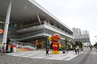 横浜アンパンマンこどもミュージアムの建物に沿って進むと、Kアリーナ横浜のサウスゲートにたどり着ける。