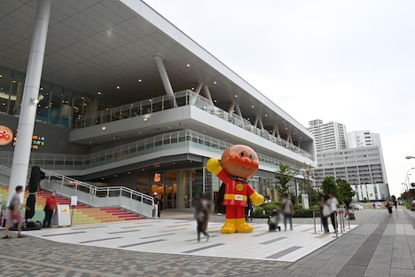 横浜アンパンマンこどもミュージアムの建物に沿って進むと、Kアリーナ横浜のサウスゲートにたどり着ける。