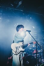 シキ（Vo, G / Awkmiu）（撮影：ひの）