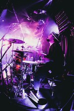 関根米哉（Dr / Awkmiu）（撮影：ひの）