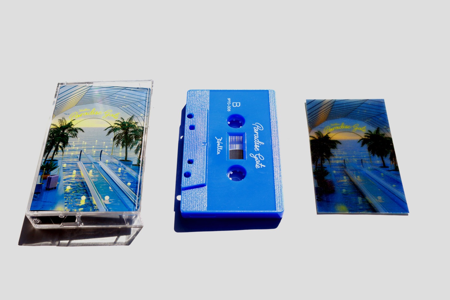 HALLCA「PARADISE GATE」カセットテープ（ブルー）のイメージ。