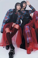 左から広瀬すず、アイナ・ジ・エンド。（撮影：矢吹健巳）