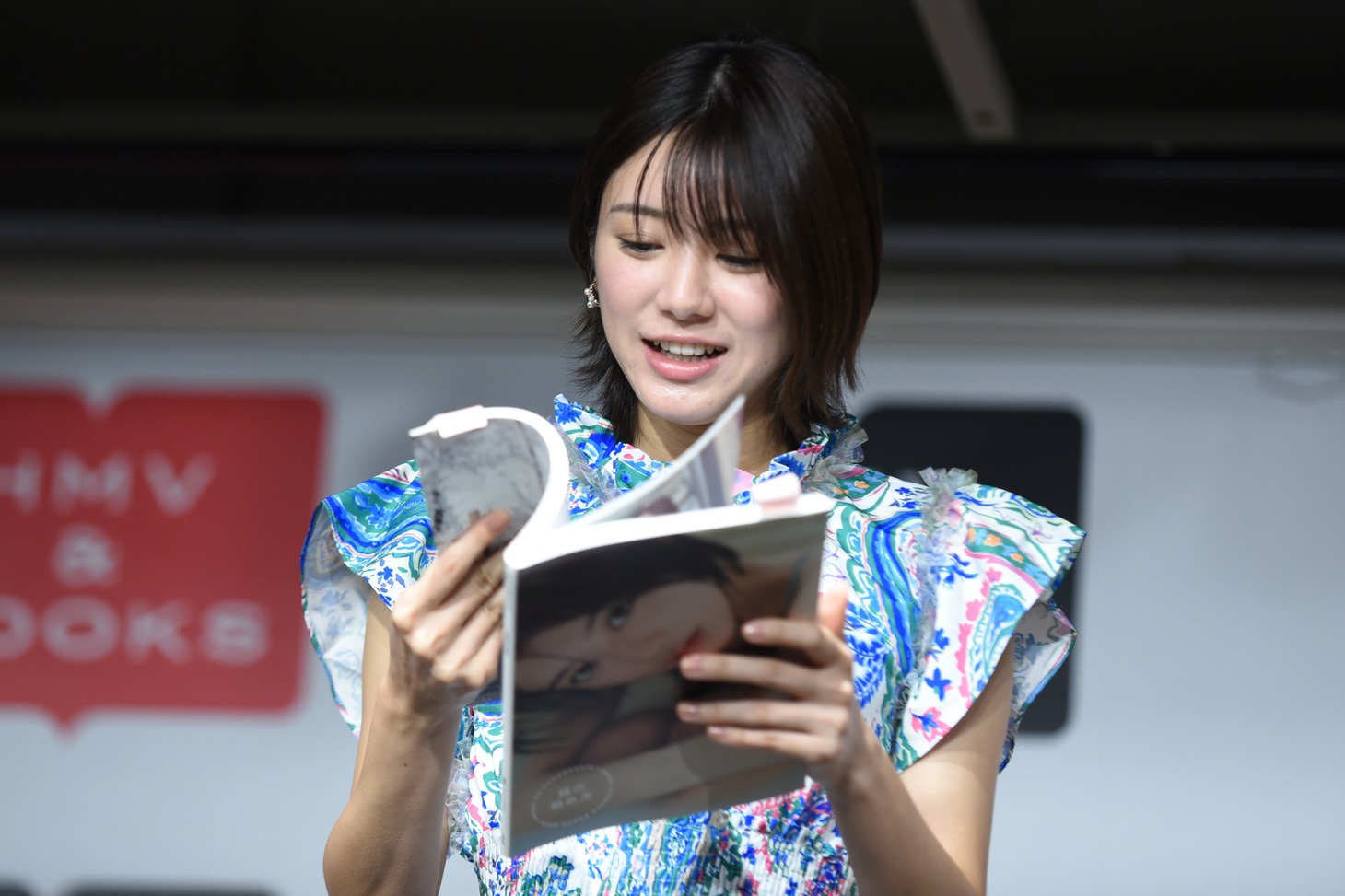 写真集を眺める大西桃香（AKB48）。