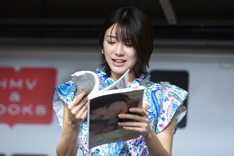 写真集を眺める大西桃香（AKB48）。