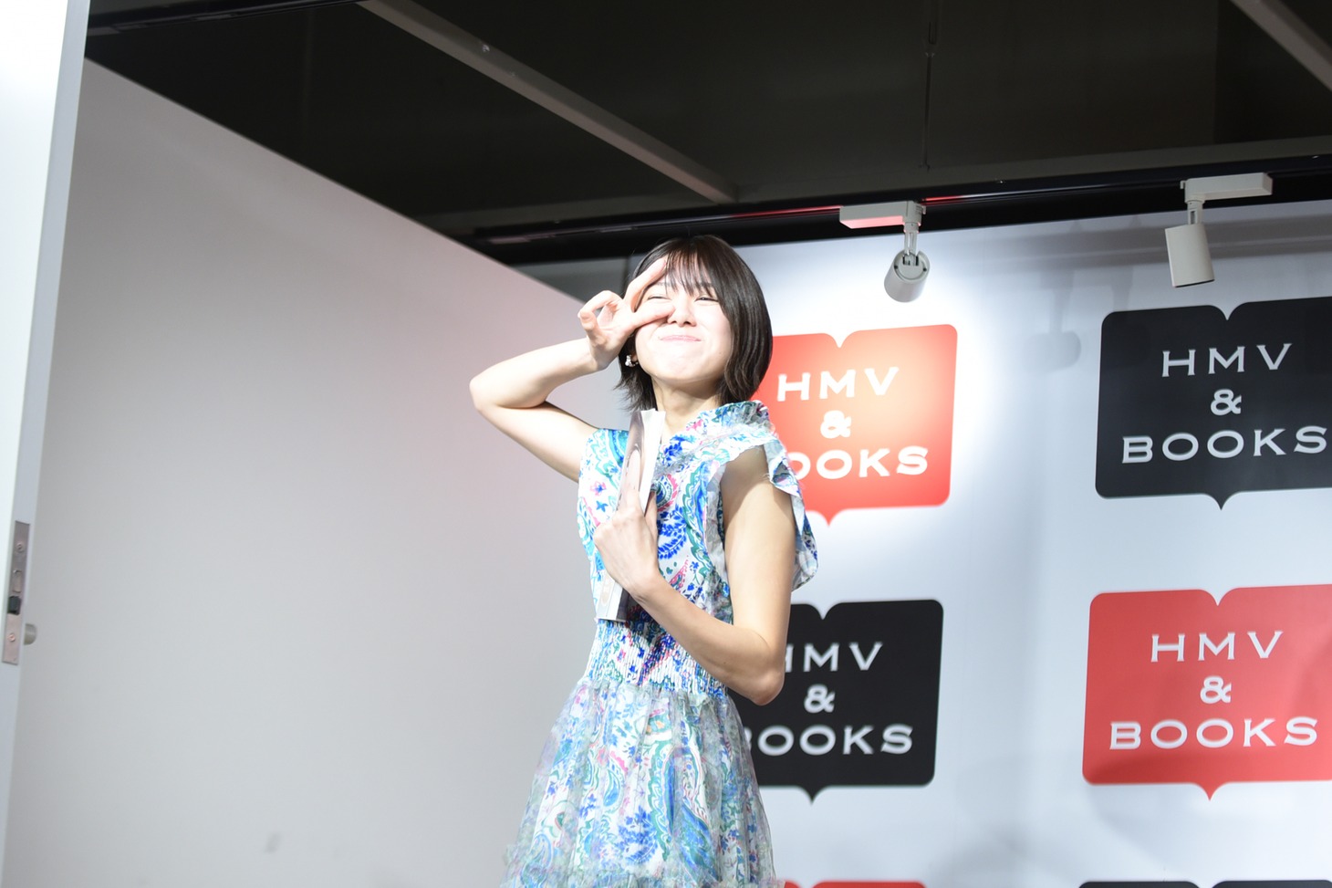 ピースしながら会見会場をあとにする大西桃香（AKB48）。