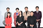 「ONE DAY~聖夜のから騒ぎ~」地方テレビ局編のキャスト。後列左から大水洋介、加藤諒、小手伸也、丸山智己、前列左から福本莉子、中谷美紀、梶原善。