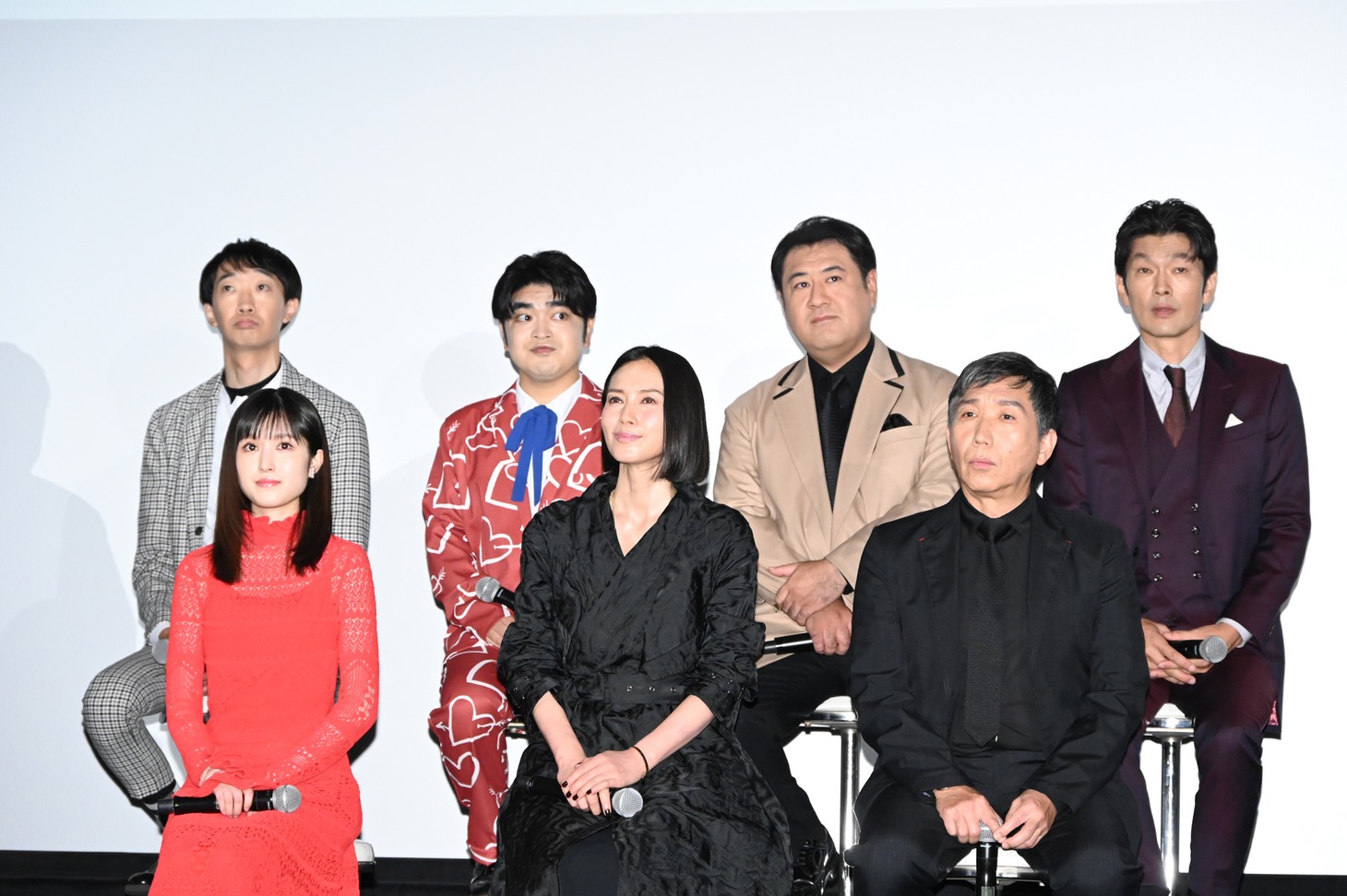 「ONE DAY～聖夜のから騒ぎ～」地方テレビ局編のキャスト。後列左から大水洋介、加藤諒、小手伸也、丸山智己、前列左から福本莉子、中谷美紀、梶原善。