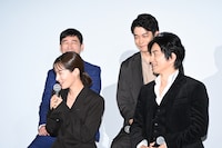 「ONE DAY～聖夜のから騒ぎ～」レストラン編のキャスト。後列左から今井英二、井之脇海、前列左から桜井ユキ、大沢たかお。