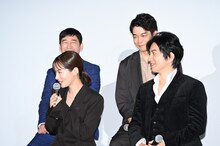 「ONE DAY～聖夜のから騒ぎ～」レストラン編のキャスト。後列左から今井英二、井之脇海、前列左から桜井ユキ、大沢たかお。