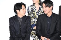 左から二宮和也（嵐）、中川大志。