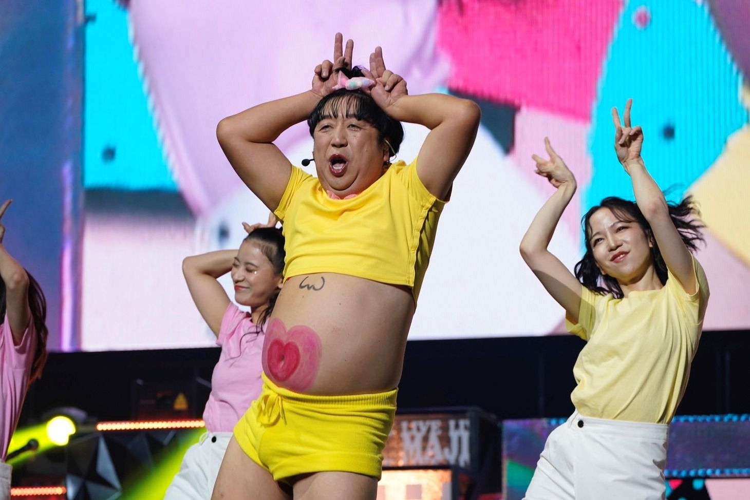 ヒム子（バナナマン日村勇紀）(c)テレビ東京