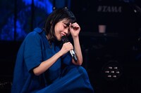 表現力を発揮するアイナ・ジ・エンド。