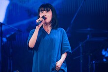 歌うアイナ・ジ・エンド。