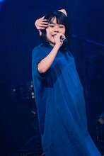 表現力を発揮するアイナ・ジ・エンド。